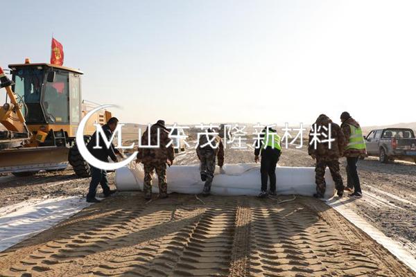 《東方環(huán)保科技有限公司危險廢物處理》土工布施工